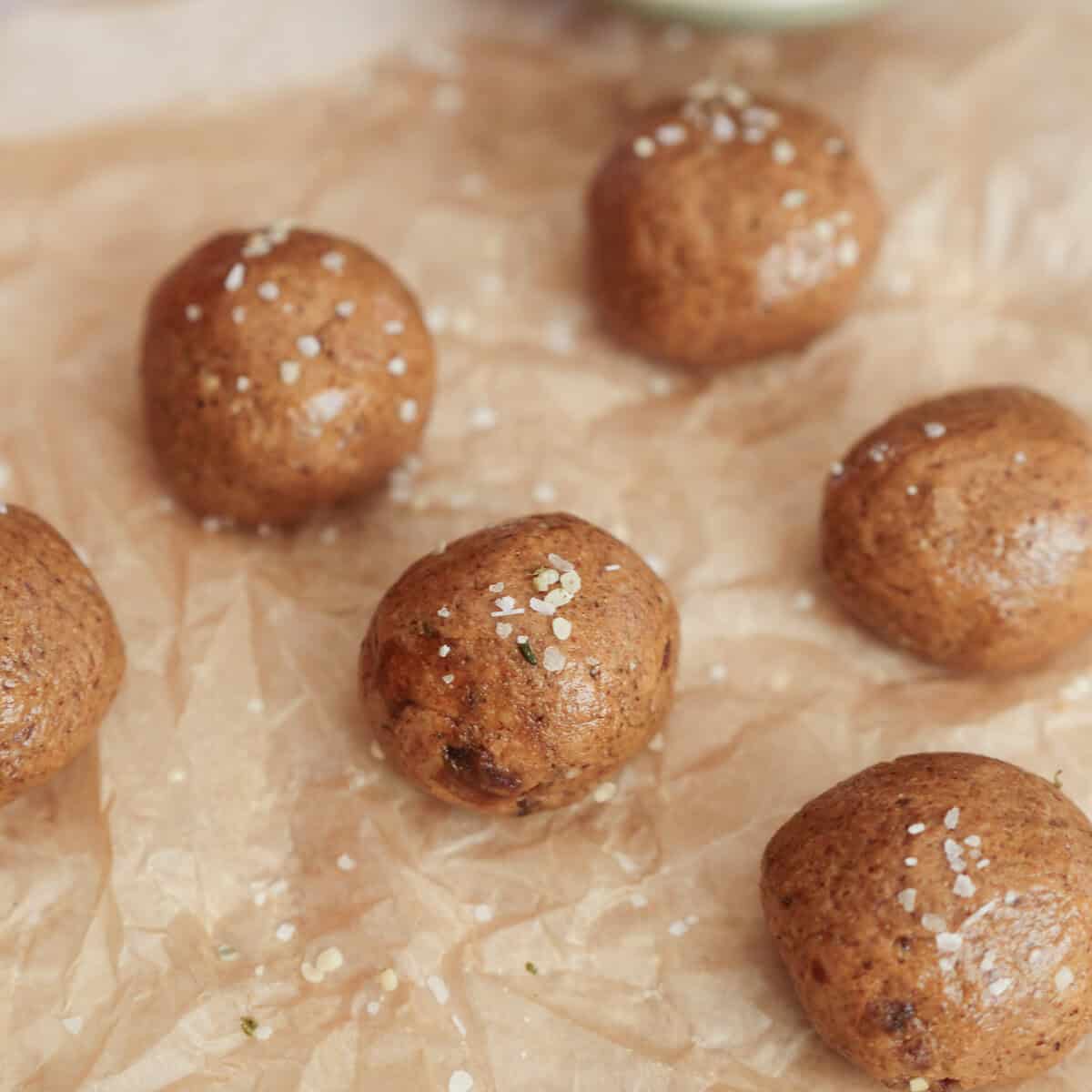 5Ingredient & 6 Minute Prep Date Almond Butter Energy Balls
