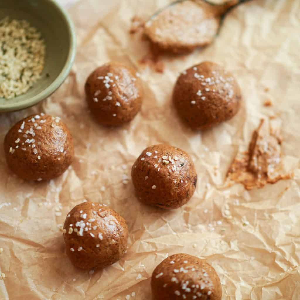 5Ingredient & 6 Minute Prep Date Almond Butter Energy Balls
